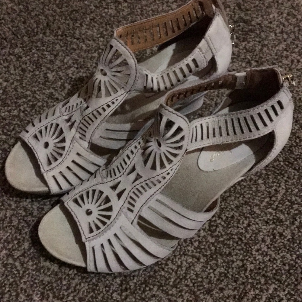 Earthies Off White Open Toe pumps
